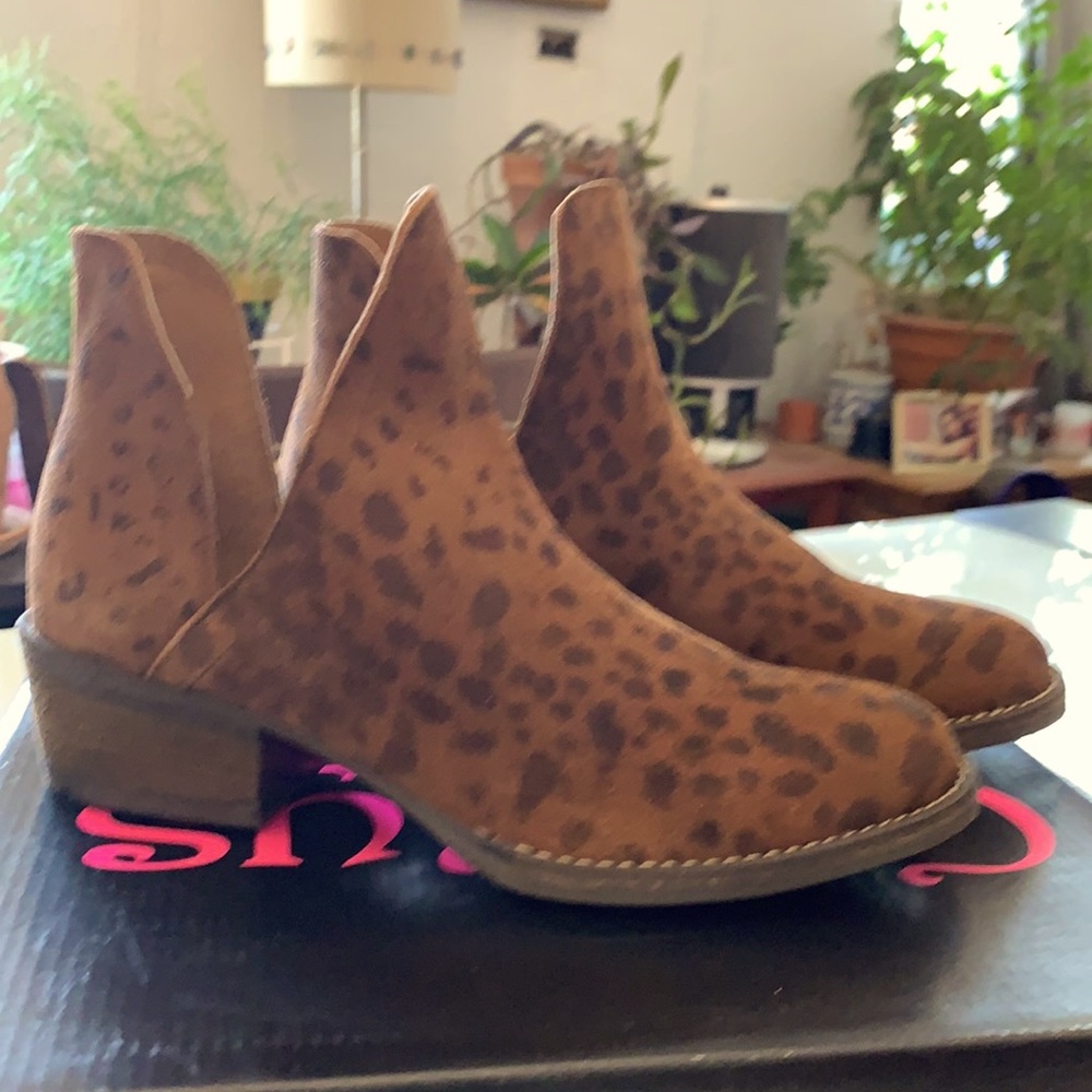 Brand new leopard booties